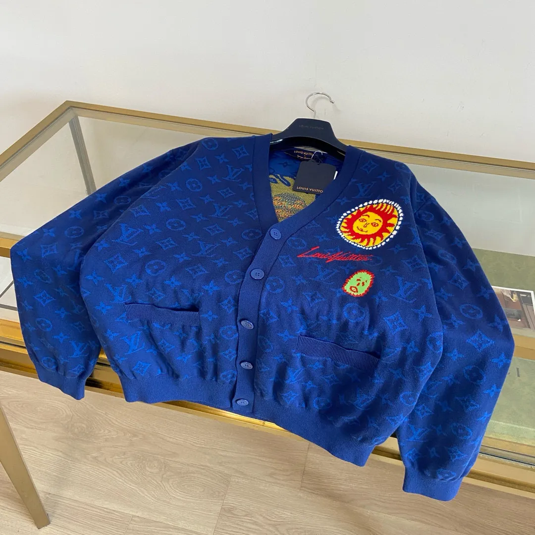 🅿️630 🀄️ Louis Vuitton Louis Vuitton exclusive edition new arrival🔥All network ceiling LV x YK MONOGRAM face pattern knitted cardigan This cardigan is from the Louis Vuitton The brand logo is embellished on the left chest. Cotton knitting brings a comfortable texture. The same style for men and women. You can buy one-to-one items on the official website.